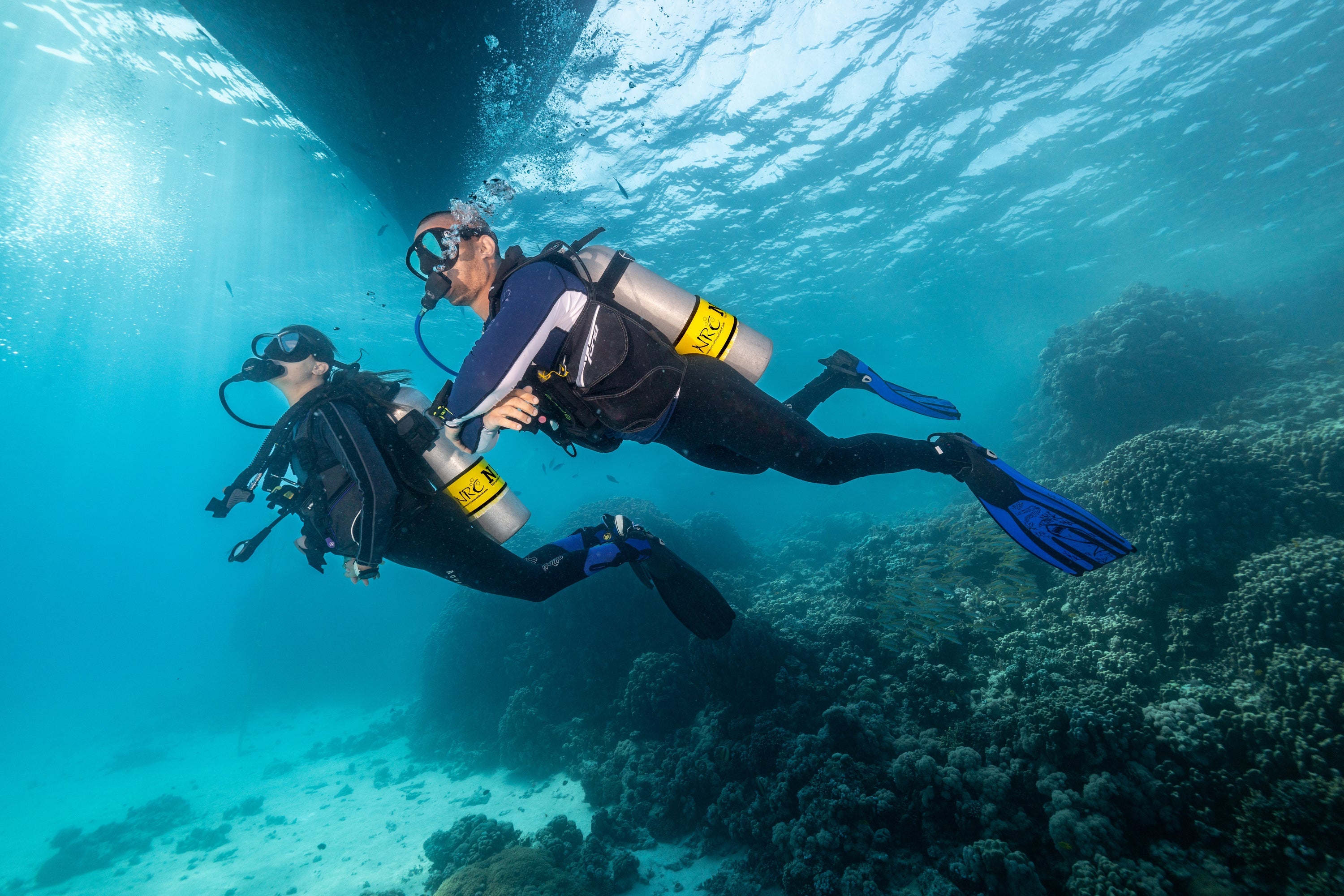 a man and women doing liveaboard diving using nitrox